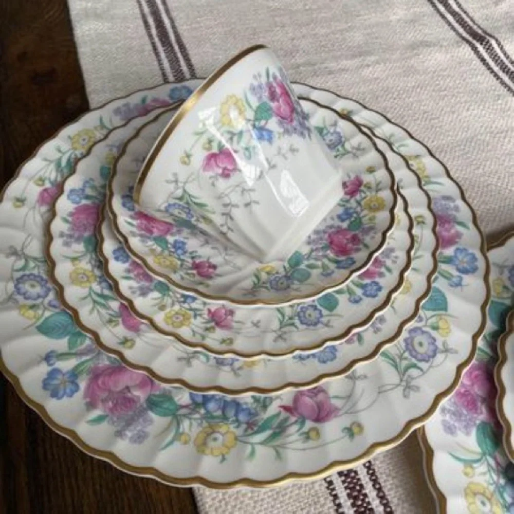 Vintage SYRACUSE China “ LILAC ROSE” scalp, porcelain 5 piece dinner and tea set